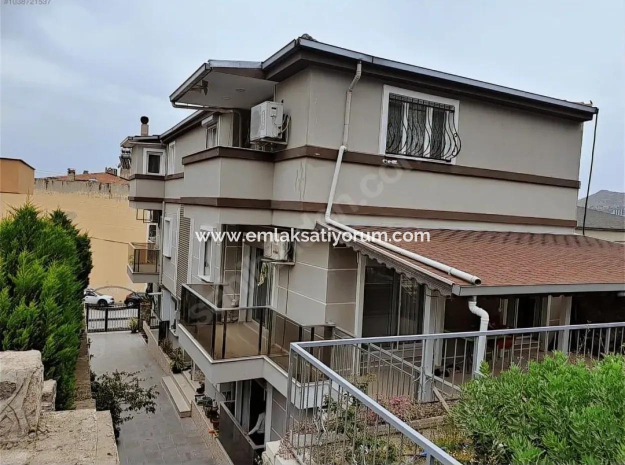 Izmir Bornova Ataturk Mah. One Of The 2 Triplex Villas On A 470 M2 Plot Is For Sale