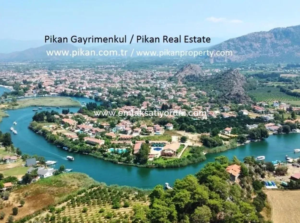 Dalyanda Kanala Yakın Satılık 596 M2 Arsa Ve Sıfır Villa