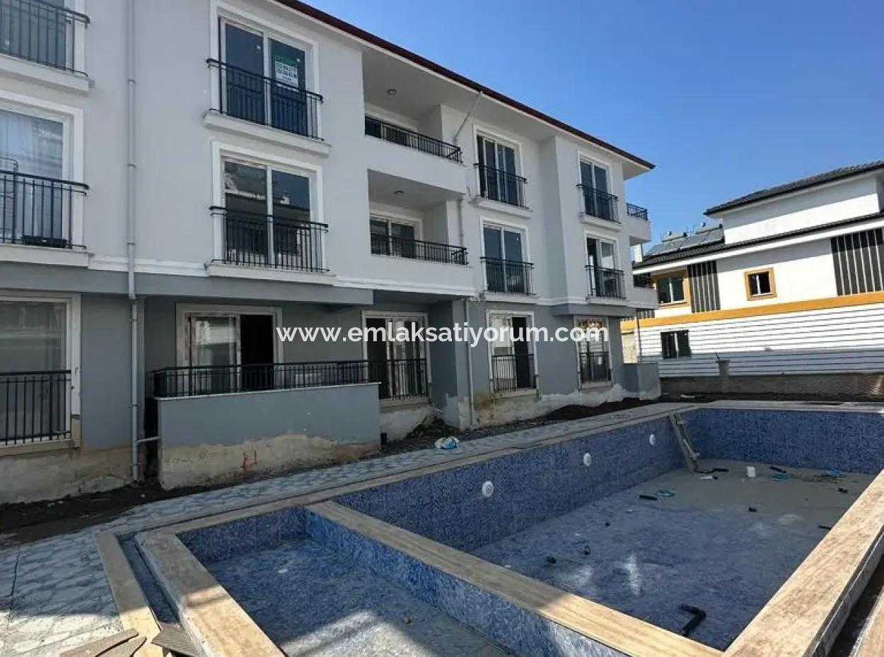 Karaburunda Havuzlu Sitede  2+1 Daire Satılık