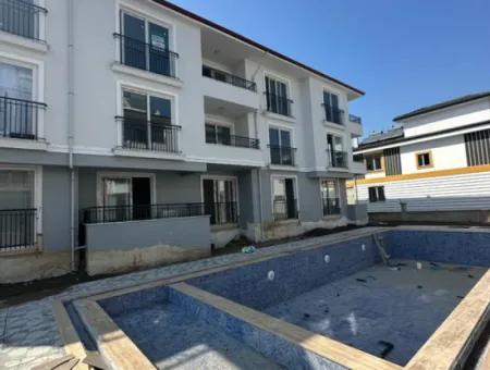 Karaburunda Havuzlu Sitede  2+1 Daire Satılık