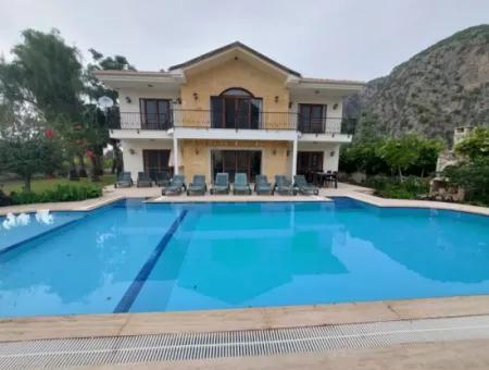 Muğla Dalyanda 1000 M2 Arazide 4+1 Lüx Villa Eşyalı Olarak Satılık